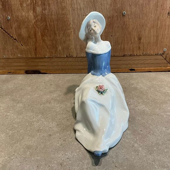 Vintage Dalia Lady Figurine, Handcrafted Porcelain, Made in Mexico - Picture 5 of 10